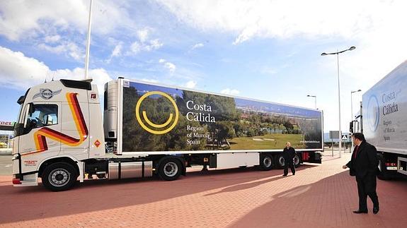 Uno de los camiones que participa en la campaña, con la imagen del campo de golf de La Manga. 