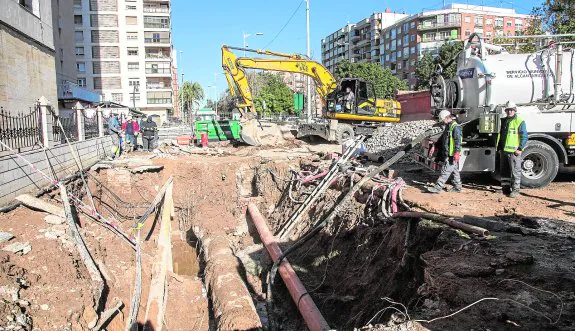 Operarios trabajando ayer en la reparación de los tramos de tuberías afectados por las averías. 