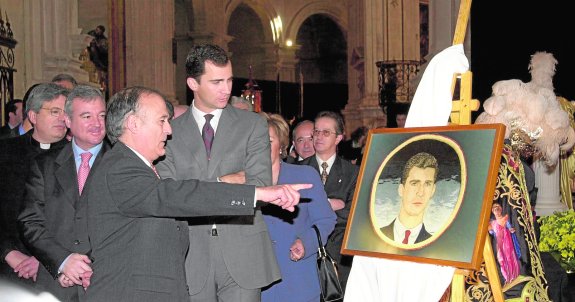 Agustín Aragón muestra al entonces Príncipe Felipe, en San Patricio, durante su visita en enero de 2001, la reproducción del retrato bordado en los talleres de la cofradía que le habían regalado en una visita anterior.