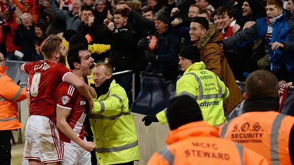 Kike celebra con la afición su tanto.