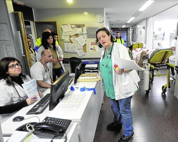 En primera línea. Rosa García Rodríguez, médico con 26 años de experiencia, es jefa de sección de la puerta de Urgencias. En la imagen, el jueves coordinando la sala de Observación, donde se encuentran los pacientes más graves.  