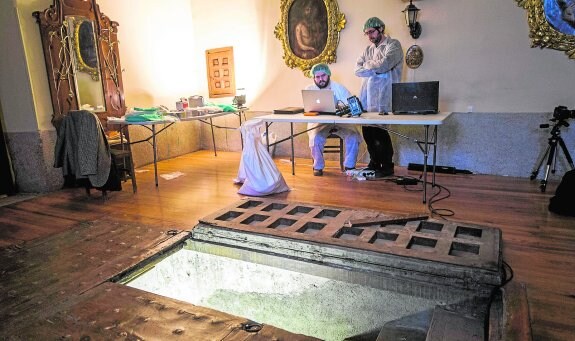 Dos investigadores estudian los datos de los restos encontrados en el convento de las Trinitarias. :: Emilio Naranjo / efe