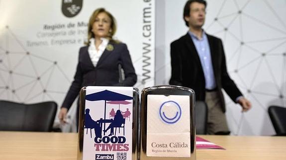 Servilletas con el logo de Costa Cálida y la marca promotora del proyecto Zambú Higiene