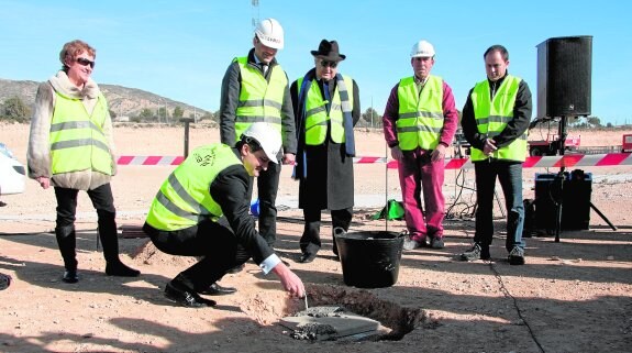 El gerente de Gomarco, José Antonio Marco, coloca la primera piedra ante sus padres y el alcalde, Marcos Ortuño. 