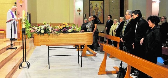 Funeral de Ginés Torrano -en la foto pequeña-, ayer, en la iglesia de Santa María de Gracia de Murcia. 