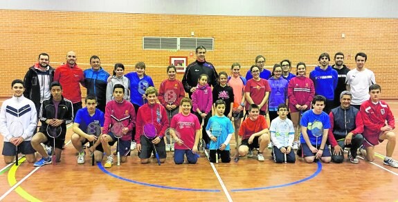  El seleccionador nacional de menores de bádminton, de pie, en el centro, en una jornada de tecnificación en Las Torres de Cotillas. 