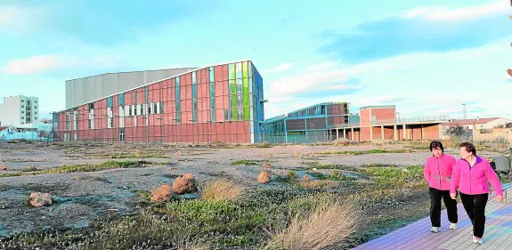 Dos vecinas de Puerto Lumbreras, pasando ayer tarde frente al Teatro Auditorio, que supuestamente estaría sin terminar. :: paco alonso / agm