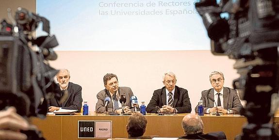 El rector de la Universidad Pontificia de Comillas, Julio Luis Martínez; el presidente de CRUE, Manuel López; el rector de la UNED, Alejandro Tiana, y el rector de la Universidad Autónoma de Madrid, José María Sanz, ayer en rueda de prensa tras la Conferencia de Rectores. 