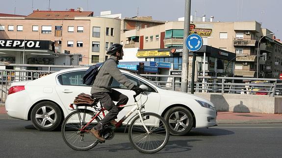 Un ciclista circula por una rotonda de la ciudad de Murcia.