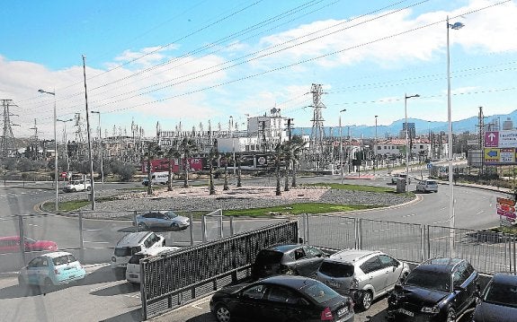 Glorieta que da acceso a la Costera Norte y al centro comercial El Tiro.
