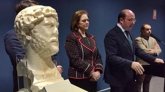 El consejero Sánchez presenta el busto hallado en Yecla.