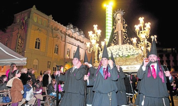 Imagen de la Virgen de la Soledad, en procesión, por la plaza de Romea. 