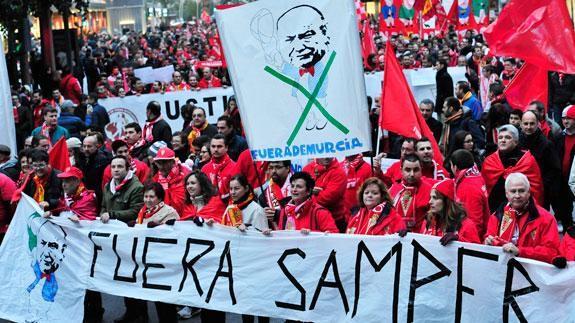 La marea grana, en acción. Un momento de la manifestación en defensa del Real Murcia, ayer. 