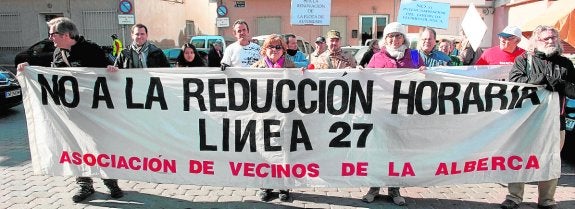 Pancarta desplegada, ayer, por vecinos de La Alberca contra las frecuencias del transporte.