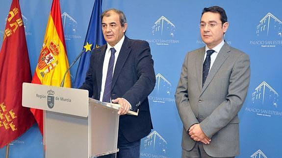 Juan Antonio Pedreño junto a José Gabriel Ruiz durante la rueda de prensa del Consejo Regional de Economía Social. 