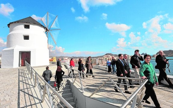 La comitiva oficial accediendo ayer al nuevo mirador.