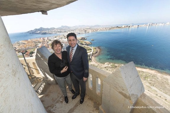 La alcaldesa y el presidente del Puerto, en lo alto del faro, con Cabo de Palos y La Manga del Mar Menor a sus espaldas. 