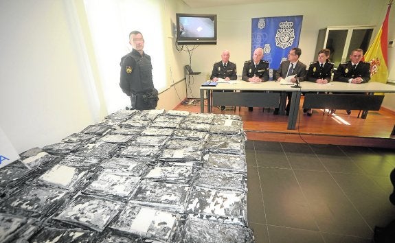 La policía presenta la droga confiscada. 
