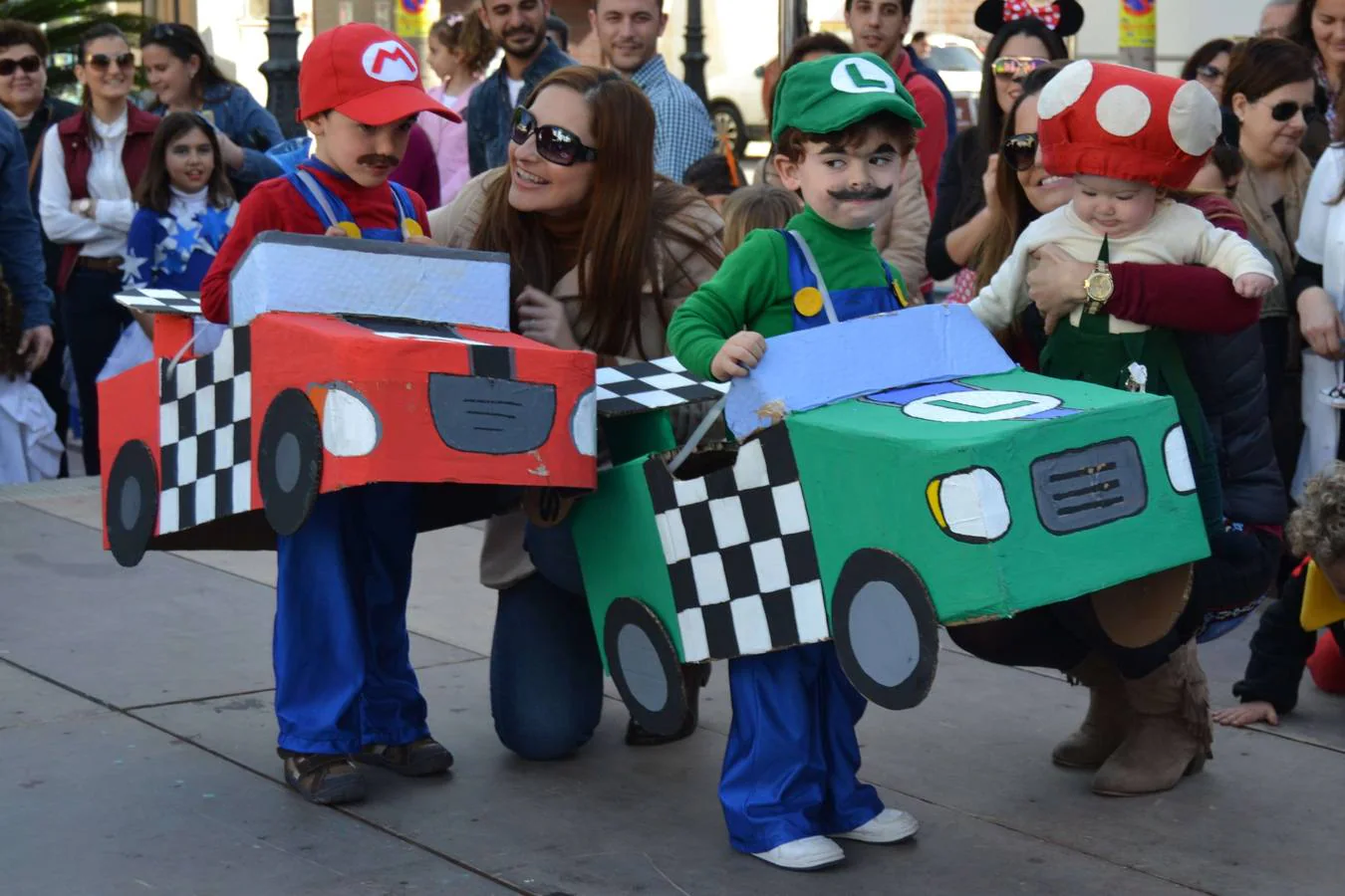 Los ganadores del primer premio al mejor disfraz de la fiesta infantil, disfrazados del famoso videojuego Super Mario Bros. 