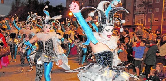 El grupo coreográfico Ballet Kebanna interpreta uno de sus bailes, a su paso por la Alameda de San Antón, muy concurrida de público. 