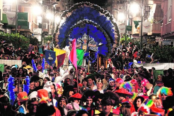 
Miles de vecinos y visitantes participaron en el carnaval y llenaron de confetis las calles. :: FRAN MANZANERA / AGM