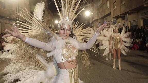 Una componente del desfile durante el recorrido por las calles de Águilas.