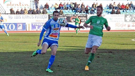 Un momento del partido disputado en el campo Romero Cuerda de Villanueva.