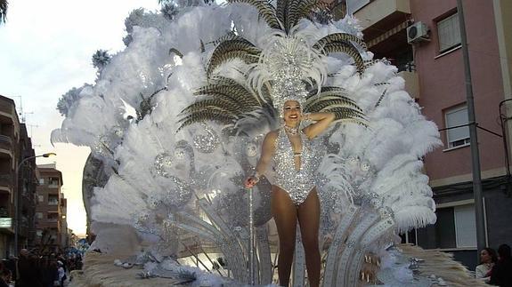 Instante del Carnaval muleño en el que desfila una de las comparsas participantes. 