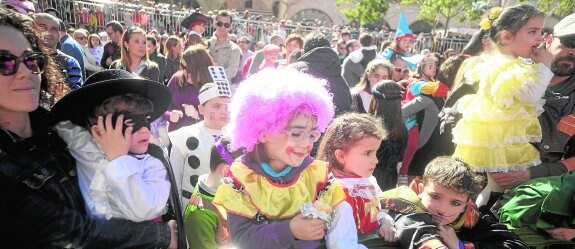 Un grupo de niños acompañados por sus padres, en la plaza Juan XXIII durante el concurso de disfraces. 