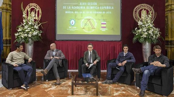 Los atletas en la UCAM junto al moderador Pablo Galán Fernández (c) durante la mesa redonda dentro de XLVII Sesión de la Academia Olímpica Española.