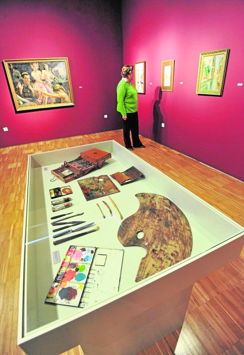 Obras y algunos objetos personales de José Marín-Baldo, expuestos en el MUBAM. 