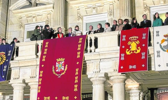 La alcaldesa, entre hermano mayores y ediles, se dirige al público desde el balcón del Palacio Consistorial. 