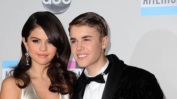 Selena Gómez y Justin Bieber  en la gala de los Annual American Music Awards, en Los Ángeles, en 2011