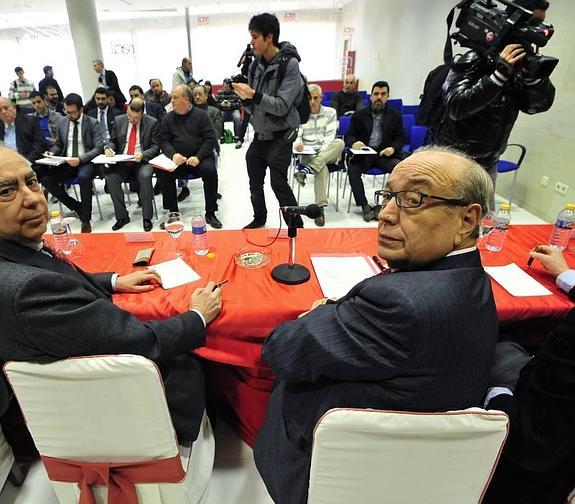 Jesús Samper, a la derecha, junto a su hermano Juan Antonio, en la junta de ayer. 