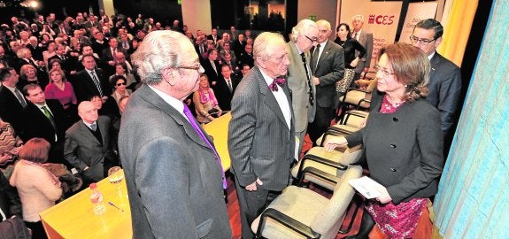 Concepción Martín, viuda de Antonio Reverte, recibe el saludo de los autores de los discursos, Clemente García, Inocencio Arias, Marcos Peña, Alberto Garre, María Emilia Casas, Jesús María Galiana y José Luján. 