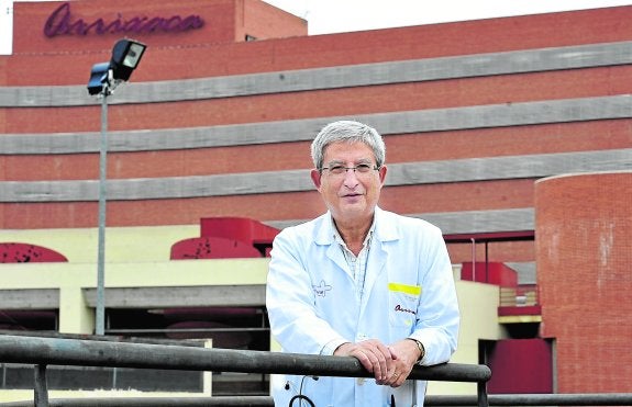 El doctor Molina Boix posa delante de La Arrixaca, el buque insignia de la sanidad regional. :: vicente vicéns / agm