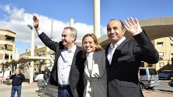 Carme Chacón entre Rafael González Tovar y Pedro López a su llegada a Murcia