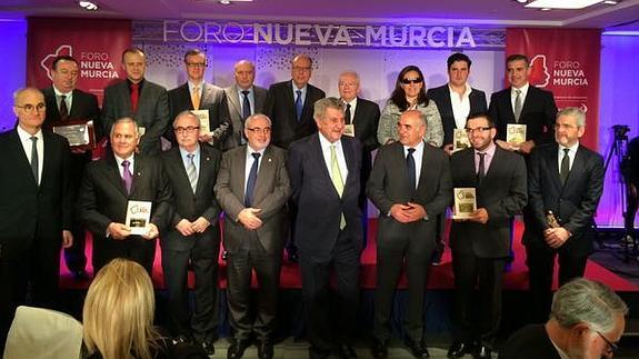 Mendoza, Posada y Garre (centro), junto a los premiados.