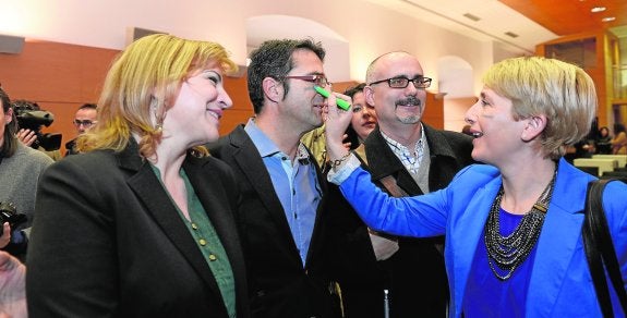 Juan Carrión (2i), presidente de Feder, también lució ayer la línea verde de la nueva campaña por las enfermedades raras. :: g. carrión/agm

