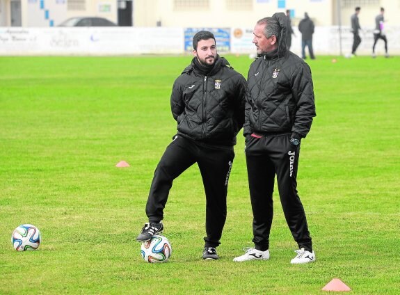 Manolo Palomeque charla con Javier Madrid, analista del club, durante el entrenamiento del pasado miércoles. 