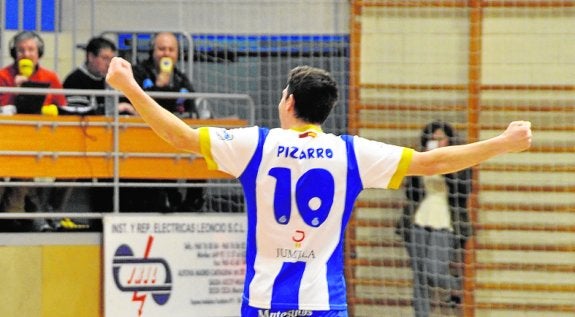 Pizarro celebra uno de los goles que marcó al Jaén. 