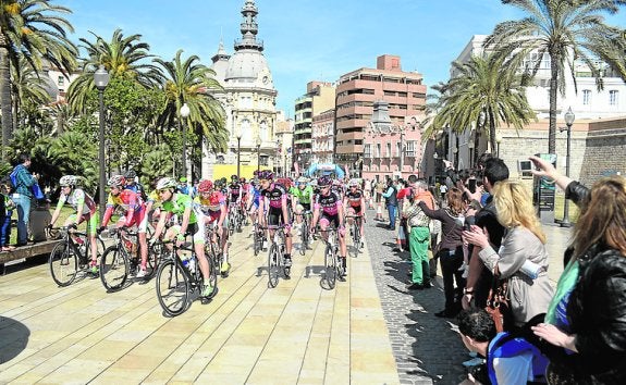 Salida desde el Ayuntamiento de Cartagena, ayer. 