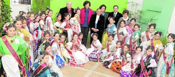 La alcaldesa de Puerto Lumbreras, el edil José Arce, Antonio Avilés y la Reina de la Huerta 2014 con todas las aspirantes.