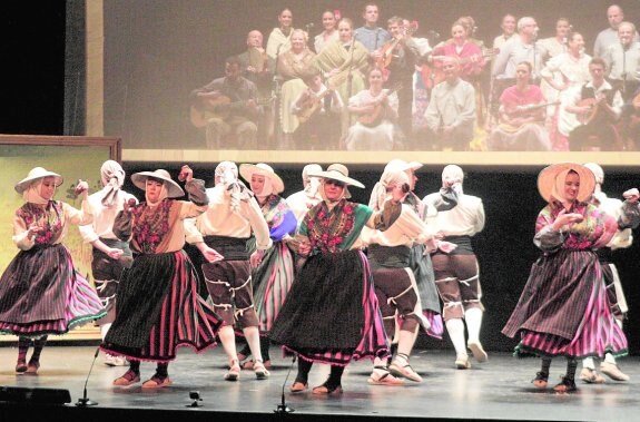 Coros y Danzas de Lorca, en un momento de las actuaciones en el Teatro Guerra. :: sonia m. lario / agm