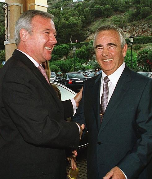 Valcárcel saluda al consejero delegado de Hansa Urbana, Rafael Galea, en 2003, durante la presentación del proyecto Novo Carthago. 