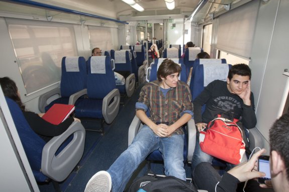 Estudiantes, en un tren regional en 2013. 