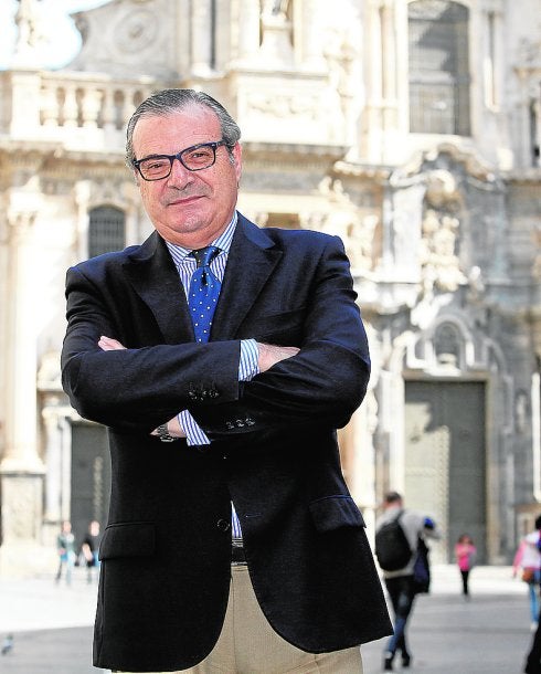 Luis Martínez de Salas, posando ayer junto a la Catedral. 