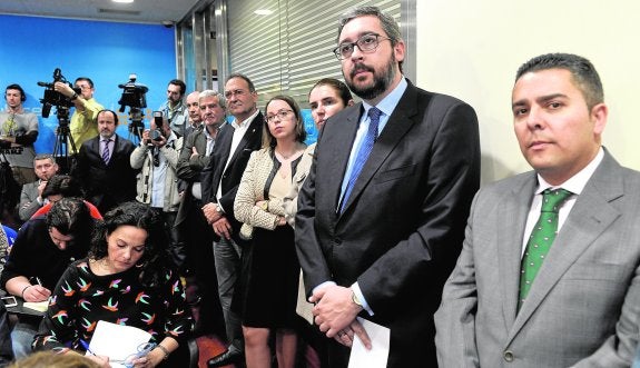 En primer plano, a la derecha, Jesús Cano, seguido por Víctor Manuel Martínez, Mónica Meroño, Inmaculada González, Pedro José Pérez y Santiago Martínez, presidente de Fecoam, que asistió a la rueda de prensa como espectador. :: nacho garcía / agm