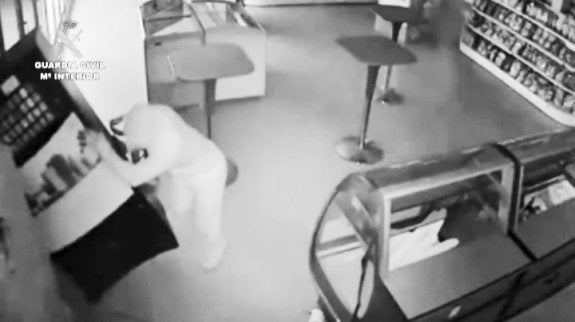 Uno de los ladrones captado, por una cámara. 