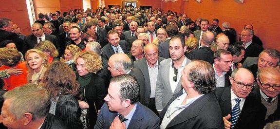 Lleno hasta la bandera en San Esteban para presenciar ayer la toma de posesión. :: Fran MANZANERA / AGM
